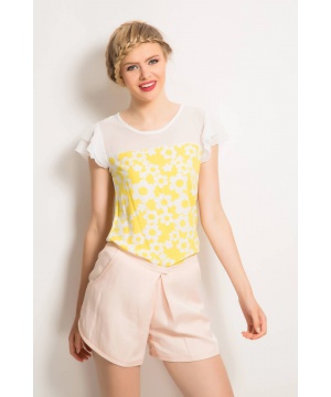 Блуза в бяло и жълто с контрастни флорални мотиви от LCN Tpshop