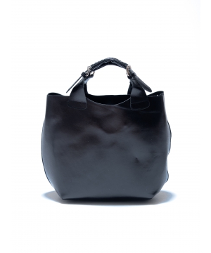 Черна кожена чанта символ на безупречен стил