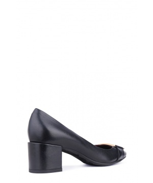 Черни кожени обувки със златист мотив от Gino Rossi