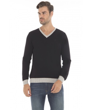 Черен пуловер с контрастни кантове от CULTURE