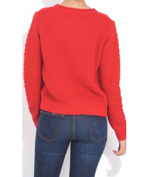 Пуловер в червен нюанс с плетеници от Assuili